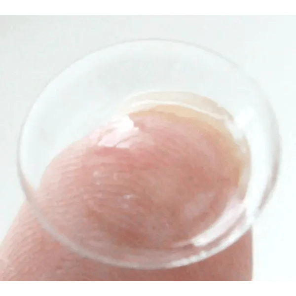Olens Pusfine Clear — contact lens held on a fingertip