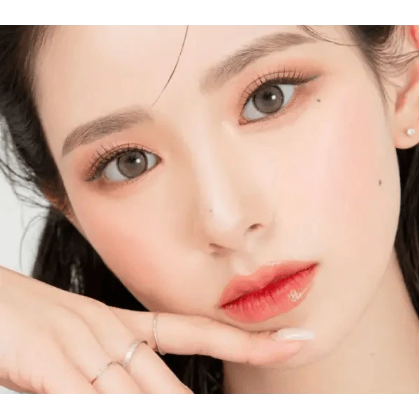 LensRang Sharing Brown — model portrait showing the contact lens look