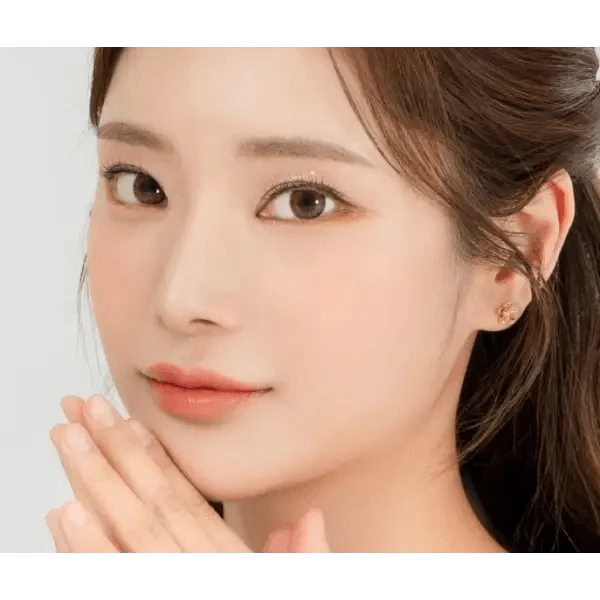 LensRang Stunning Brown — model portrait showing the contact lens look