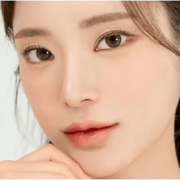 LensRang Stunning Brown — model portrait showing the contact lens look