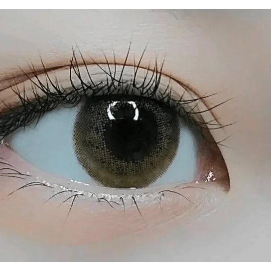 LensRang Stunning Brown — single-eye close-up showing the contact lens appearance