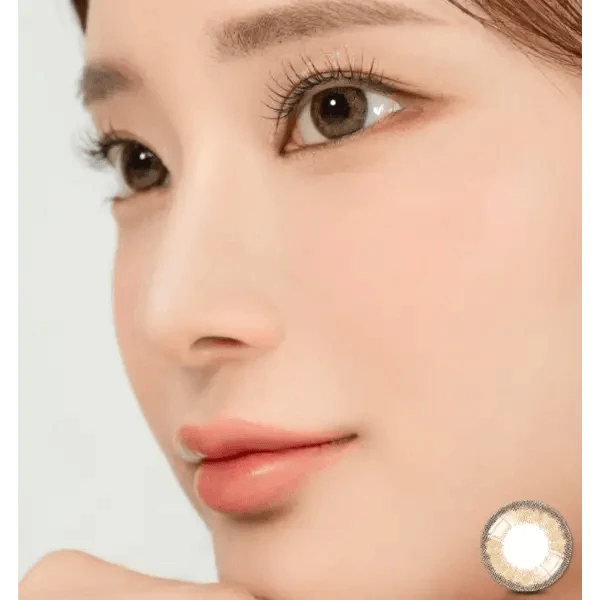 LensRang Stunning Brown — model portrait showing the contact lens look