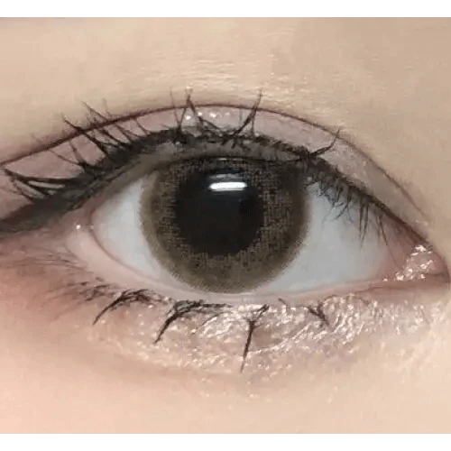 LensRang Stunning Brown — single-eye close-up showing the contact lens appearance