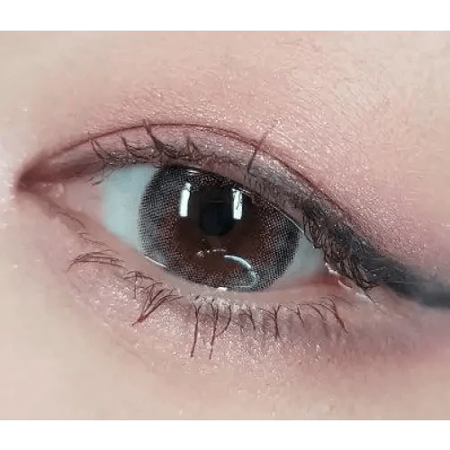 LensRang Stunning Gray — single-eye close-up showing the contact lens appearance