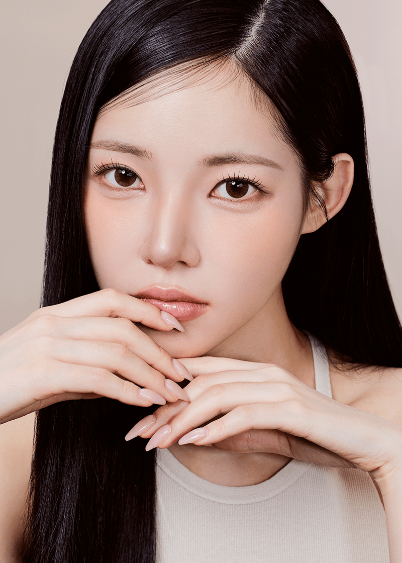Clalen Alicia Brown for Astigmatism Daily 12.9mm — model portrait showing the contact lens look