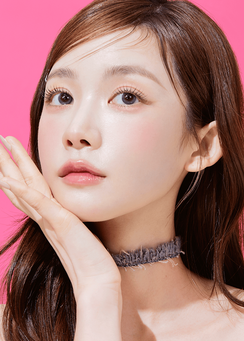 Clalen Blue Moon Daily 12.9mm — model portrait showing the contact lens look