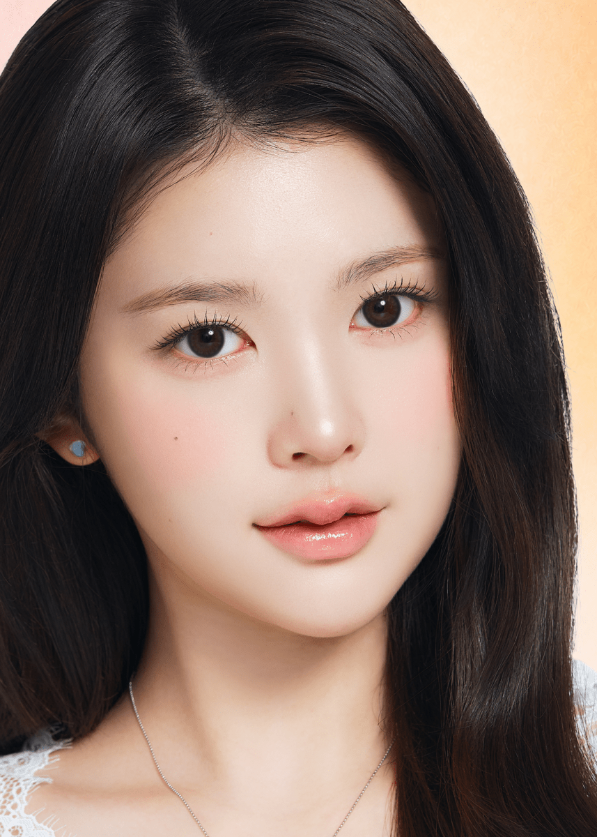 Clalen Iris Haze Black Monthly 13.8mm — model portrait showing the contact lens look