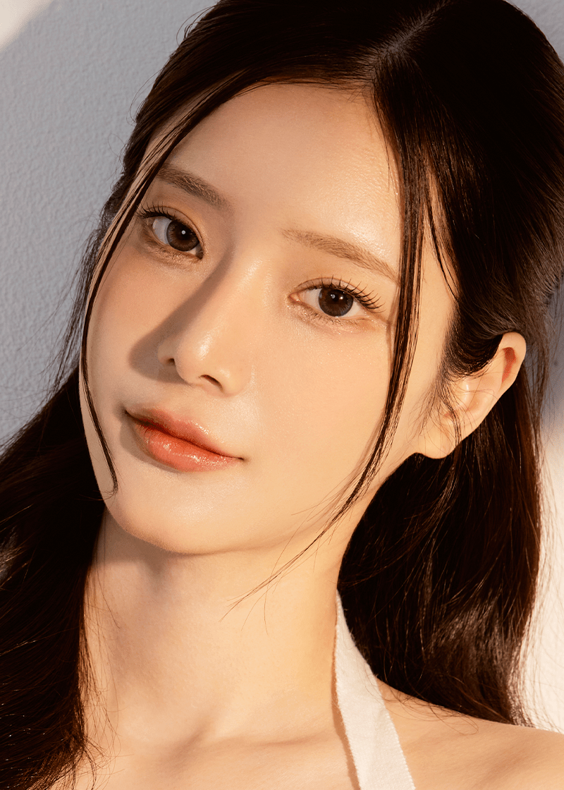 Clalen Latin Brown Daily 12.7mm — model portrait showing the contact lens look