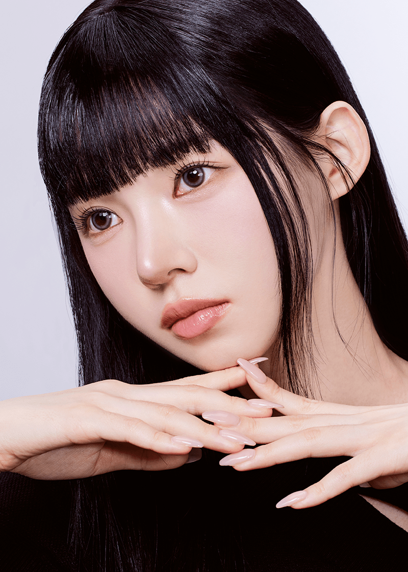Clalen Mocha Black Daily 13.6mm — model portrait showing the contact lens look