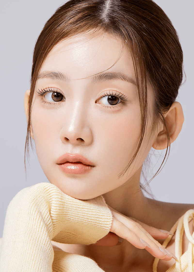 Clalen O2O2 Blending Hazel Daily 13.0mm — model portrait showing the contact lens look