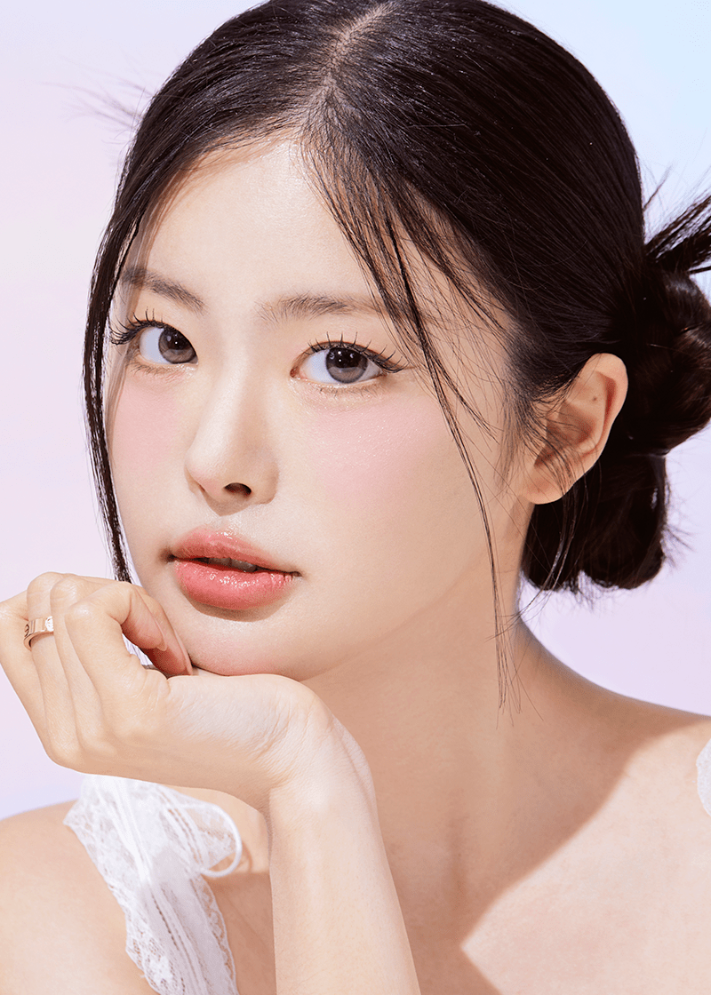 Clalen O2O2 Blending Rose Daily 13.0mm — model portrait showing the contact lens look
