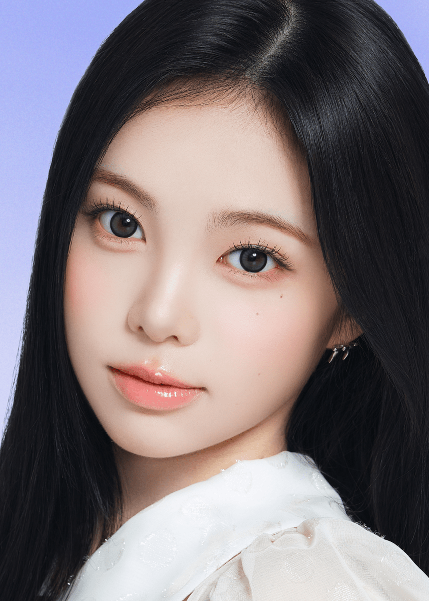 Clalen O2O2 Contour Black Monthly 13.4mm — model portrait showing the contact lens look