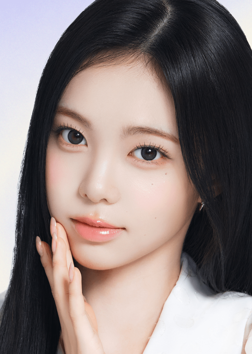 Clalen O2O2 Contour Blue Monthly 13.4mm — model portrait showing the contact lens look