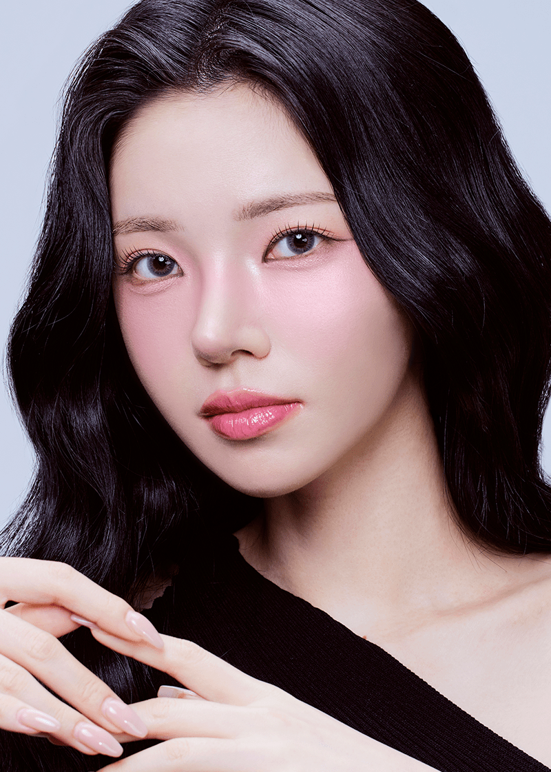 Clalen O2O2 Misty Gray Monthly 12.8mm — model portrait showing the contact lens look