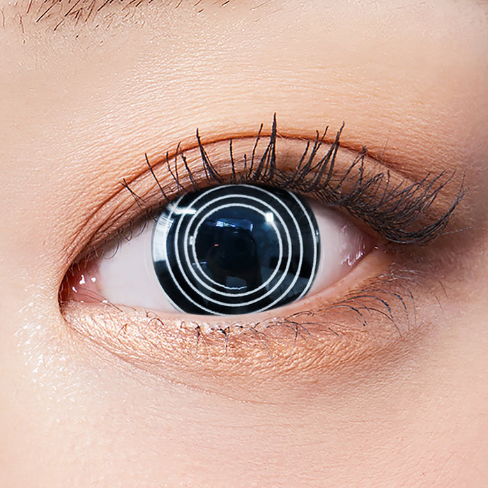 LensTown Eyetune Psycho Black — close-up of the black and white circular lens design on the eye