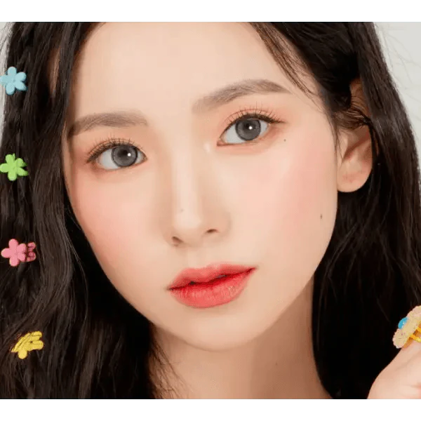 LensRang Sharing Gray — model portrait showing the contact lens look
