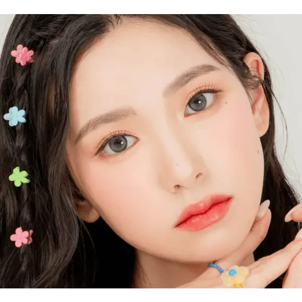 LensRang Sharing Gray — model portrait showing the contact lens look