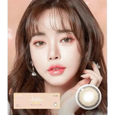 KPOP2 LensTown Lighly 로즈 베이지 원데이 컬러 렌즈를 착용한 모델과 제품 패키지