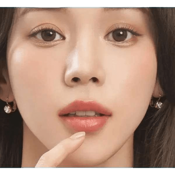 LensTown It's Natural Cappuccino — model portrait showing the contact lens look