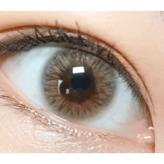 LensTown Kiralet Brown — single-eye close-up showing the contact lens appearance