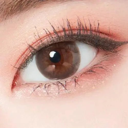 LensTown Minuet Choco — single-eye close-up showing the contact lens appearance