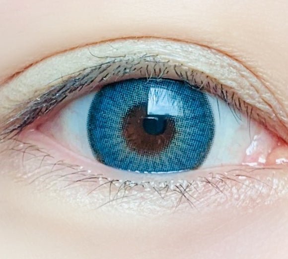 LensVery Blendy Blue — single-eye close-up showing the contact lens appearance