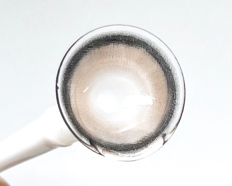 LensVery Silhouette3 Melting Gray colored contact lens, 13.5mm graphic diameter, Monthly wear