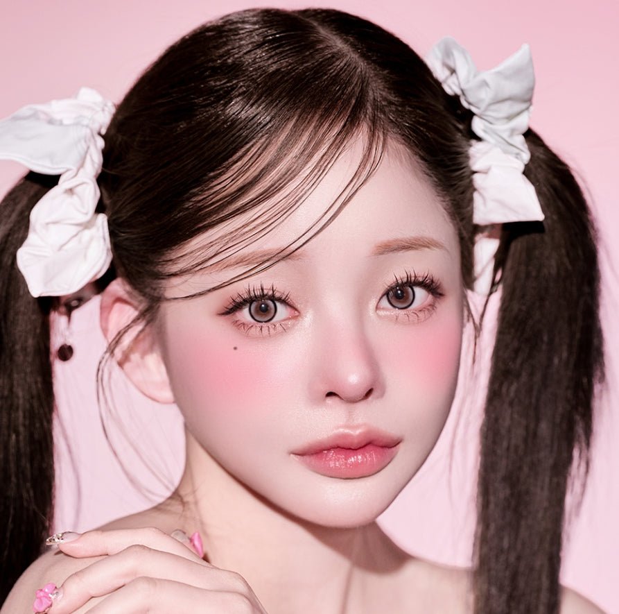 LensVery Silhouette3 Melting Gray colored contact lens, 13.5mm graphic diameter, Monthly wear