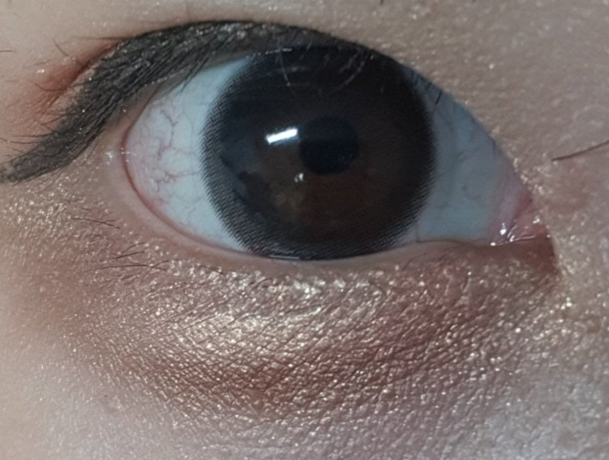 Olens Classi Water Black — single-eye close-up showing the contact lens appearance