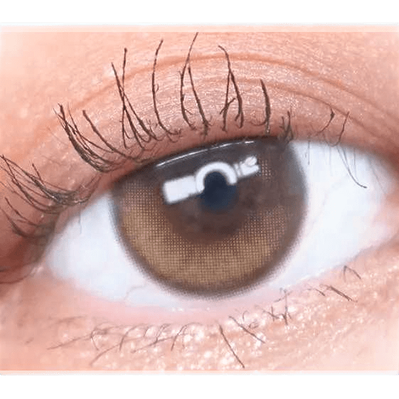 Olens Eyelighter Glowy Brown — single-eye close-up showing the contact lens appearance