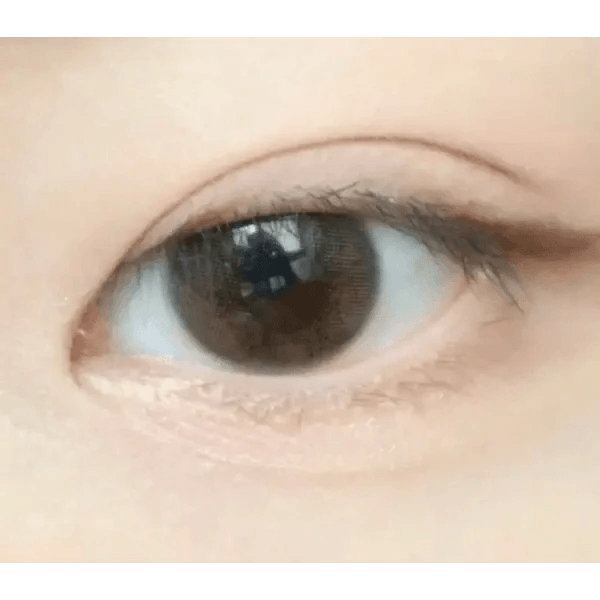 LensVery 3Brown Code1 colored contacts - on-eye close-up showing the color and design
