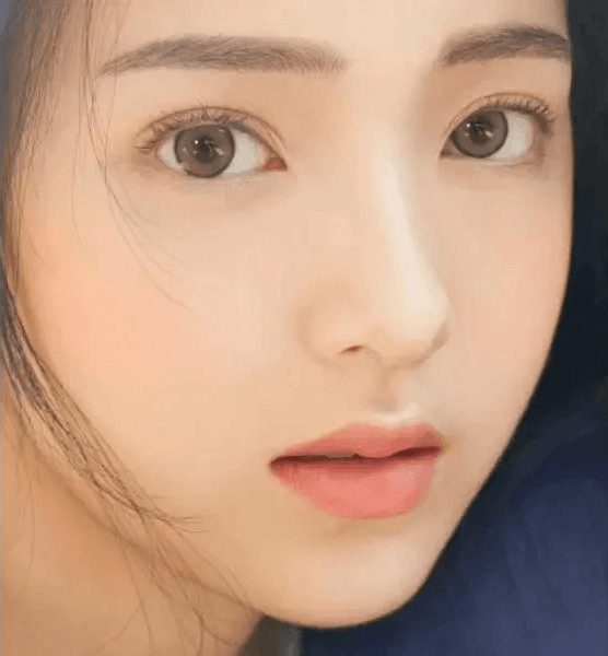 i-DOL Canna Roze Beige Brown 1Day (10p) — model portrait showing the contact lens look