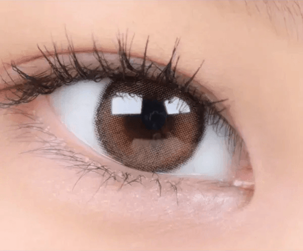 i-DOL Canna Roze Beige Brown 1Day (10p) — single-eye close-up showing the contact lens appearance