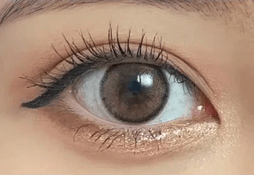 i-DOL Canna Roze Beige Brown 1Day (10p) — single-eye close-up showing the contact lens appearance