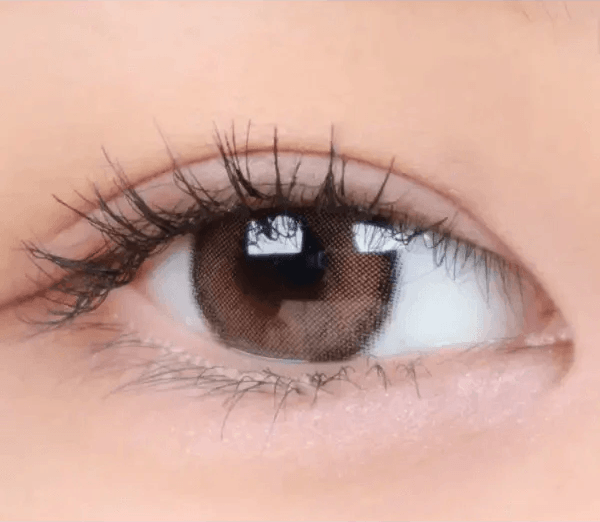 i-DOL Canna Roze Beige Brown 1Day (10p) — single-eye close-up showing the contact lens appearance