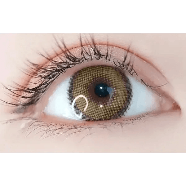 i-DOL Canna Roze Olive Green — single-eye close-up showing the contact lens appearance
