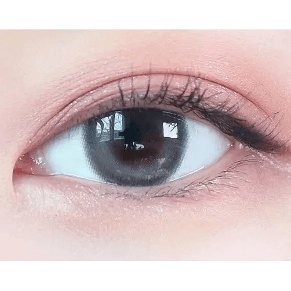 Olens Cherry Moon Gray — single-eye close-up showing the contact lens appearance