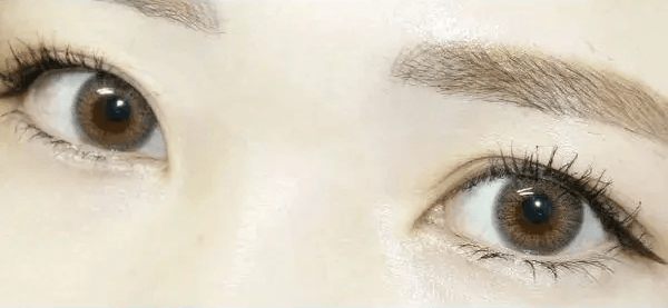 Olens Classi Mistique Gray — both eyes wearing the contact lenses