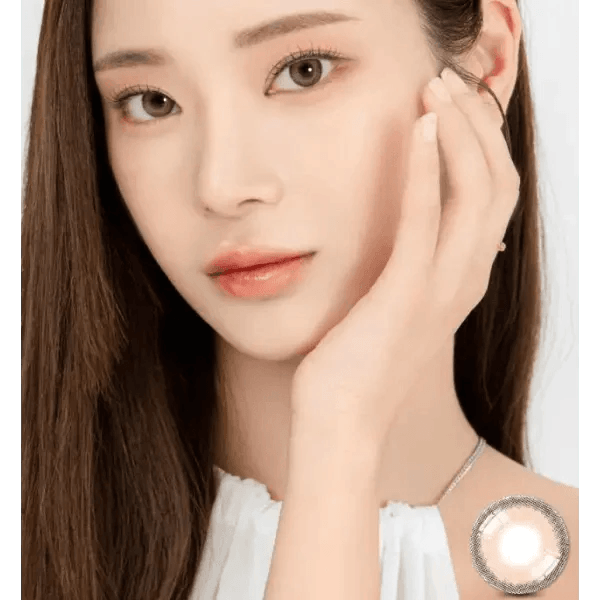 LensRang Comely Brown — model portrait showing the contact lens look