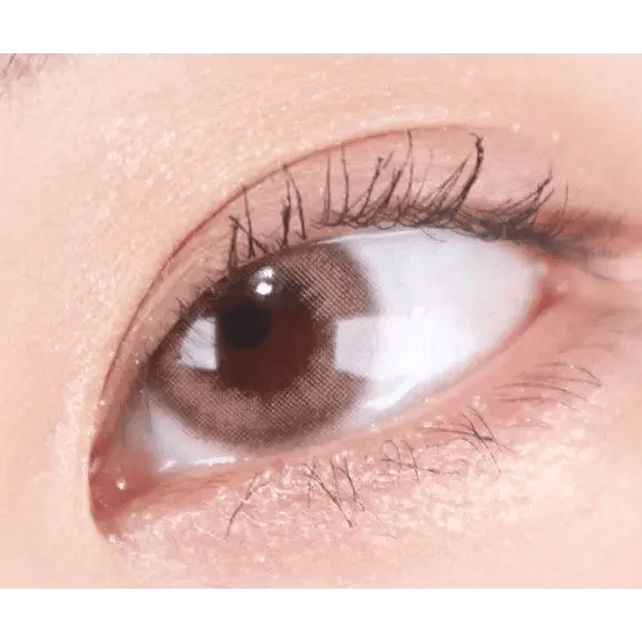 LensRang Credit Brown — single-eye close-up showing the contact lens appearance
