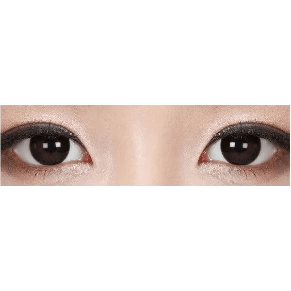 Olens Dali Extra Black — both eyes wearing the contact lenses