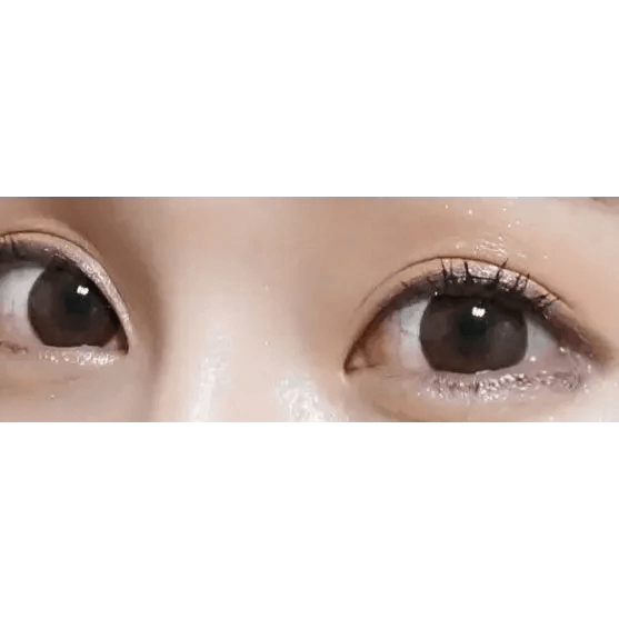 Olens Dali Extra Brown — both eyes wearing the contact lenses