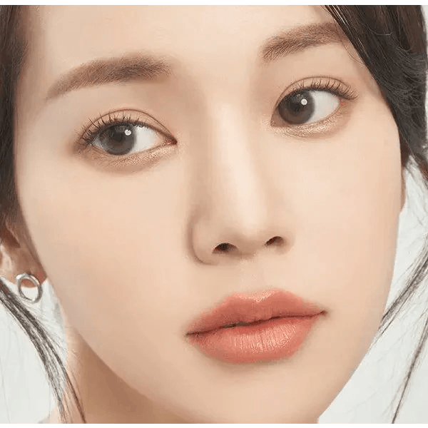 LensTown Elly Basic Brown — model portrait showing the contact lens look