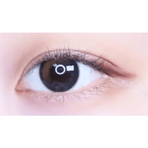 Olens Eyelighter Glowy 1Day Black (20p) — single-eye close-up showing the contact lens appearance