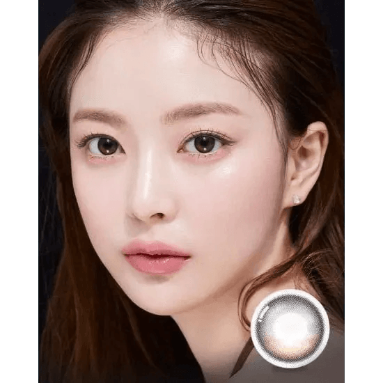 Olens Eyelighter Glowy 1Day Black (20p) — model portrait showing the contact lens look