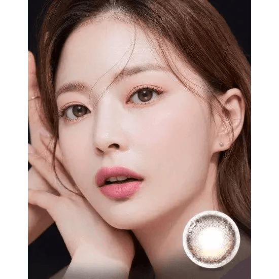 Olens Eyelighter Glowy 1Day Brown (20p) — model portrait showing the contact lens look