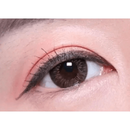 LensTown Fancia Gold Brown — single-eye close-up showing the contact lens appearance