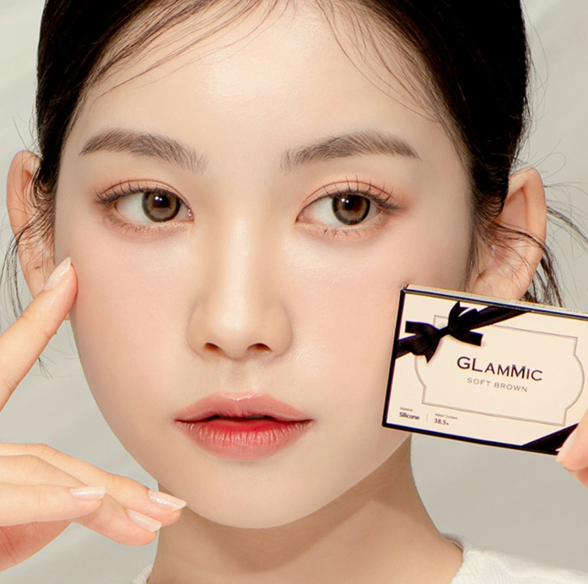 LensTown Glammic Soft Brown colored contact lens, 13.3mm graphic diameter, Monthly wear
