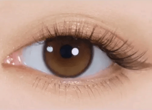 i-DOL Yurial Serum Brown — single-eye close-up showing the contact lens appearance