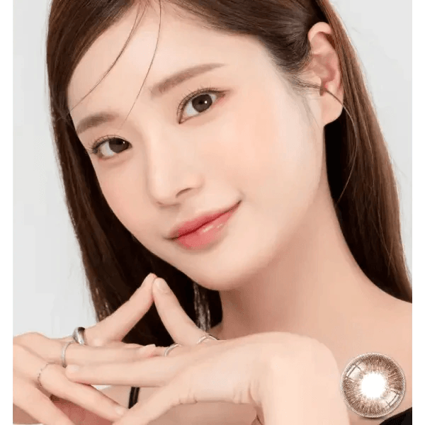 LensRang iWWi Hibiscus Brown — model portrait showing the contact lens look